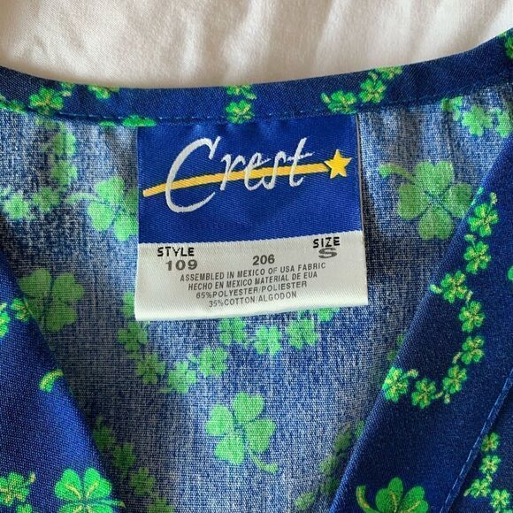 Crest 4 Leaf Clover Hearts Irish Scrub Top S NWOT - Picture 2 of 4